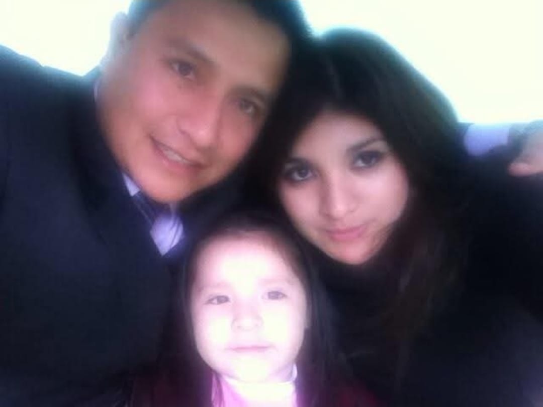 Angie de bebé con sus papás