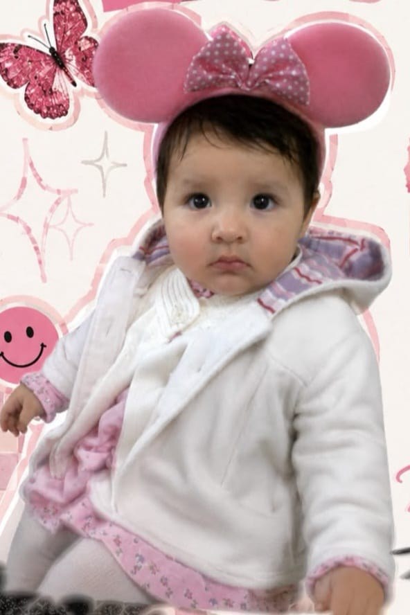 Angie de bebé con orejitas rosadas