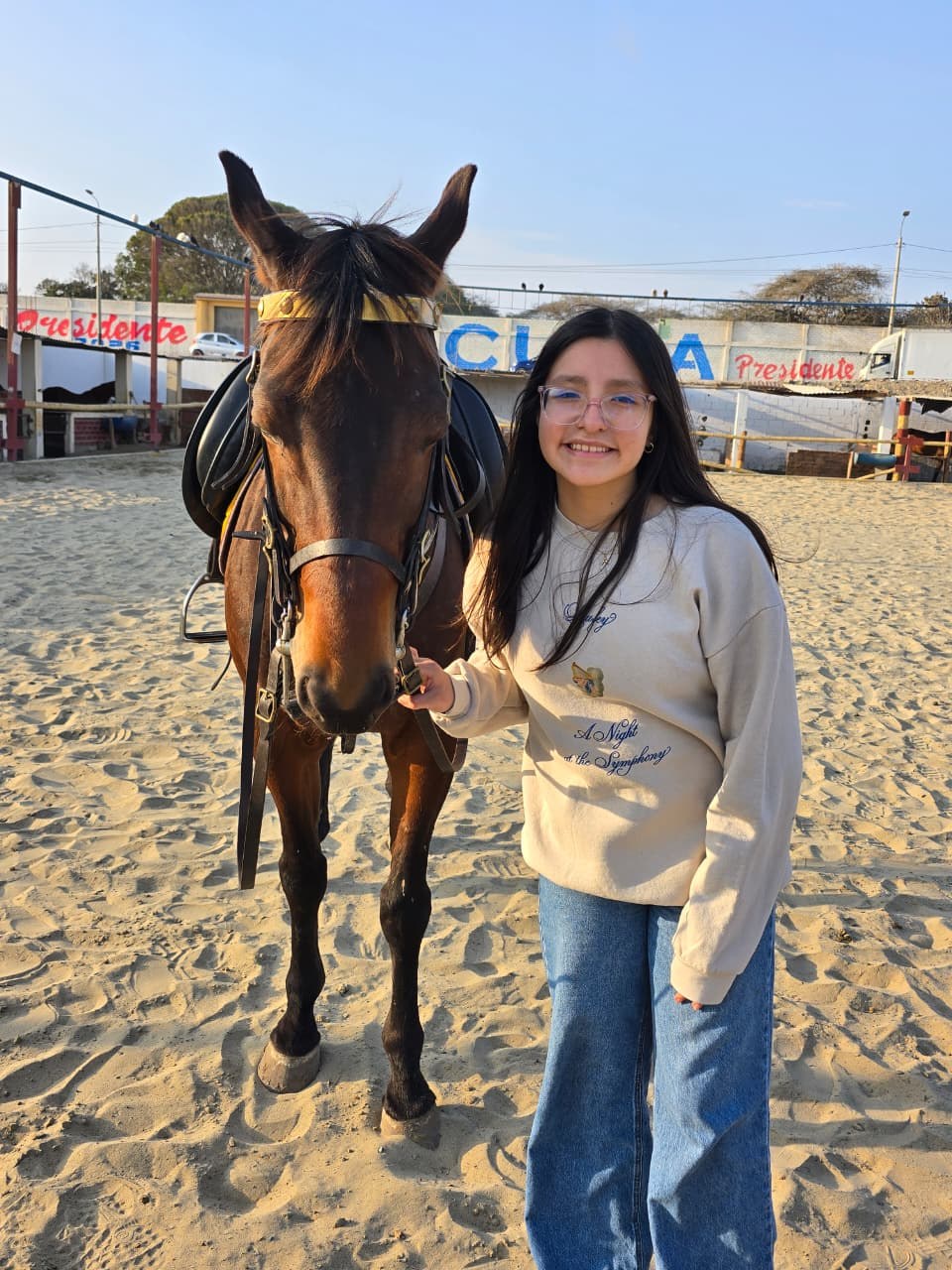 Angie junto a un caballo