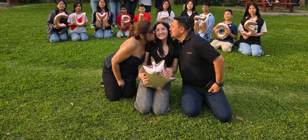 Angie celebrando su cumpleaños con la familia
