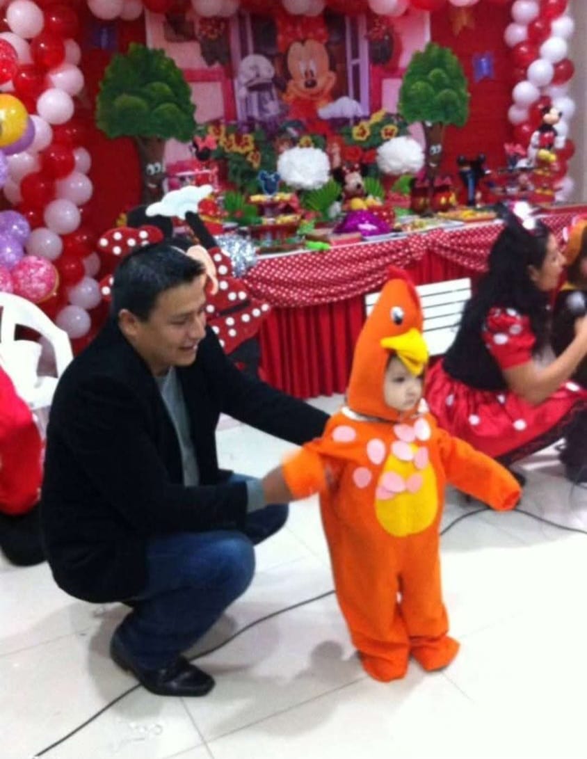 Angie celebrando disfrazada junto a su papá