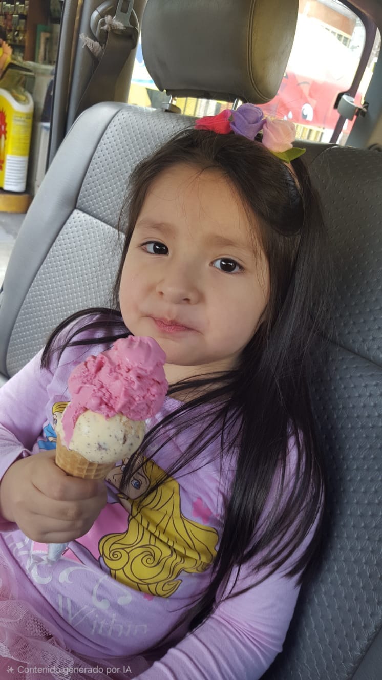 Angie de niña disfrutando un helado