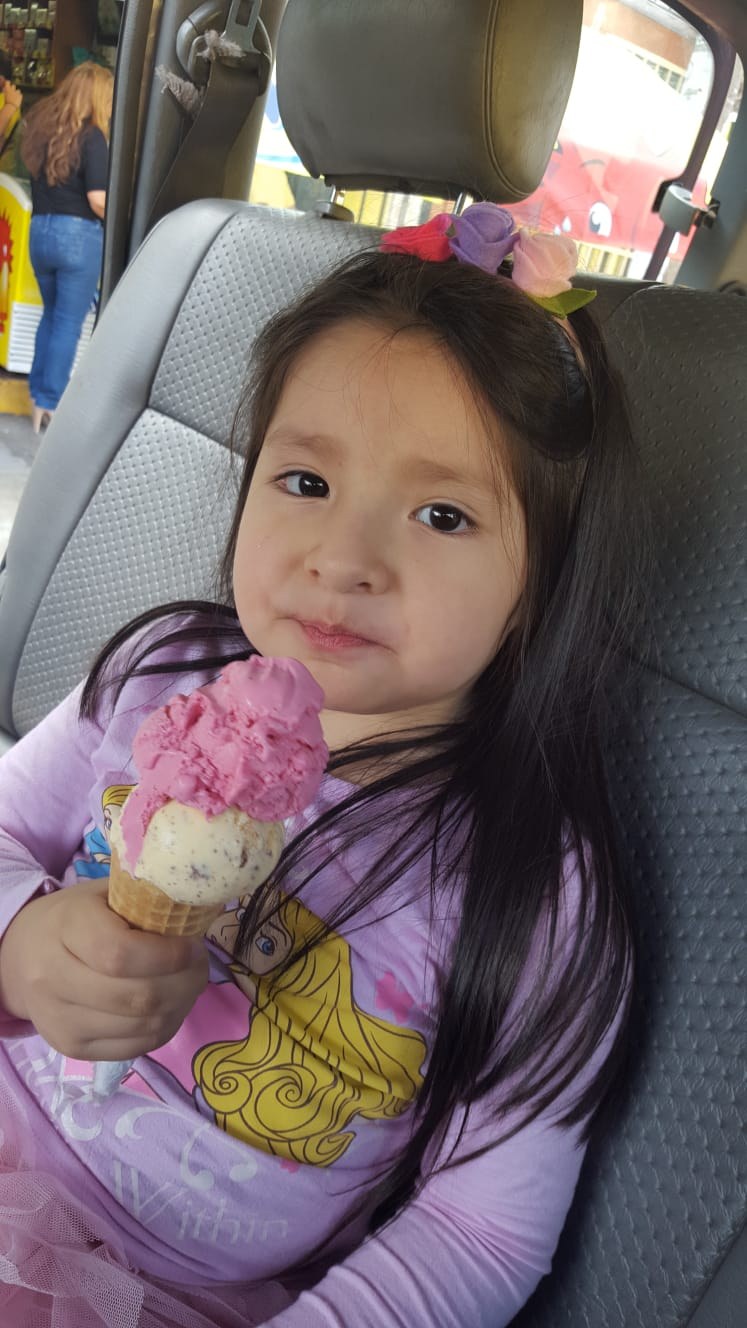 Angie de niña con un helado