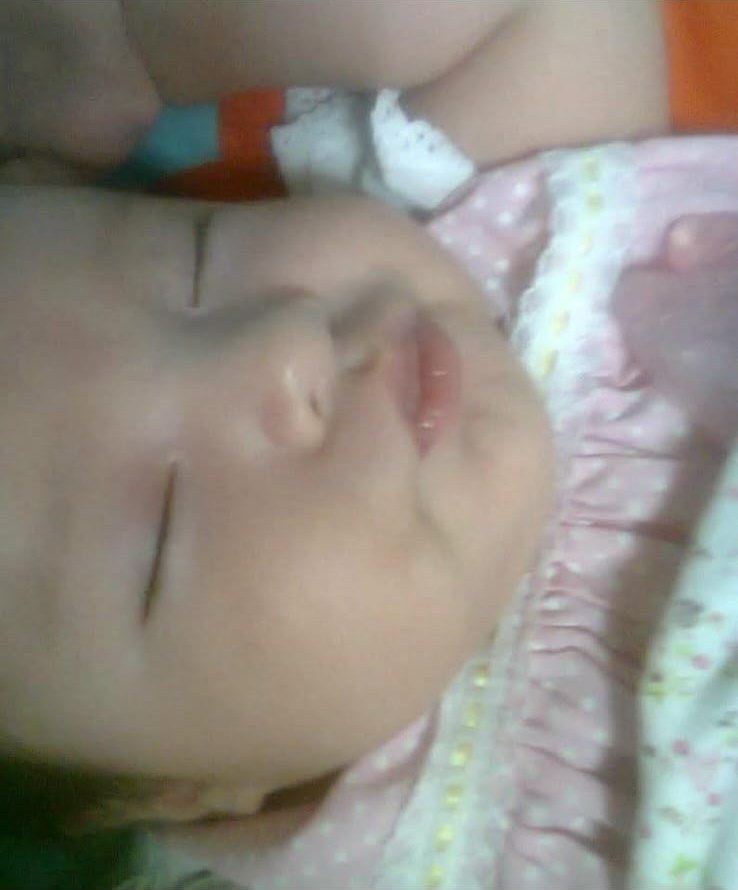 Angie recién nacida durmiendo