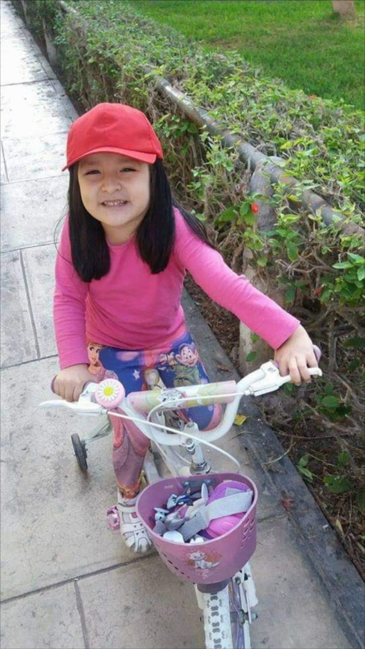 Angie en su bicicleta