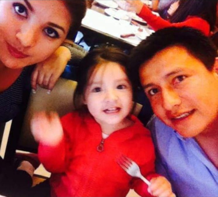 Angie con sus papás Schelsy y Pedro